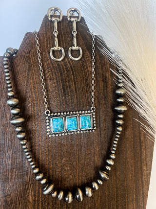 The Arena Queen Bar Necklace